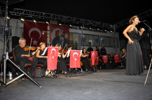 BÜYÜK ZAFERE YAKIŞIR KUTLAMA