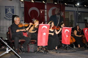 BÜYÜK ZAFERE YAKIŞIR KUTLAMA