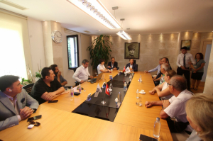 HAYIRSEVER VATANDAŞLARA PLAKETLERİ TAKDİM EDİLDİ