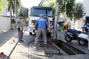 BELEDİYE EKİPLERİ YAĞMUR HATLARINDA