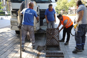 BELEDİYE EKİPLERİ YAĞMUR HATLARINDA