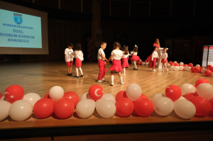 MİNİK ÖĞRENCİLER ‘SANA BORÇLUYUZ’ DEDİ