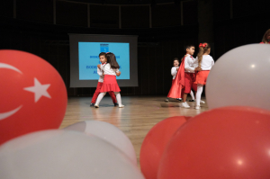 MİNİK ÖĞRENCİLER ‘SANA BORÇLUYUZ’ DEDİ