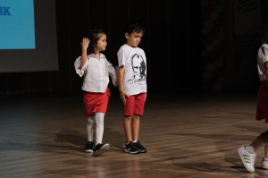 MİNİK ÖĞRENCİLER ‘SANA BORÇLUYUZ’ DEDİ