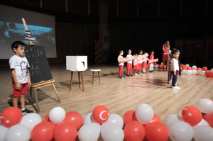 MİNİK ÖĞRENCİLER ‘SANA BORÇLUYUZ’ DEDİ