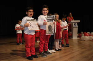 MİNİK ÖĞRENCİLER ‘SANA BORÇLUYUZ’ DEDİ