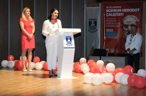 MİNİK ÖĞRENCİLER ‘SANA BORÇLUYUZ’ DEDİ