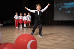 MİNİK ÖĞRENCİLER ‘SANA BORÇLUYUZ’ DEDİ