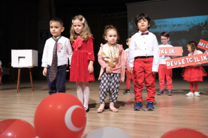 MİNİK ÖĞRENCİLER ‘SANA BORÇLUYUZ’ DEDİ