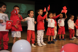 MİNİK ÖĞRENCİLER ‘SANA BORÇLUYUZ’ DEDİ