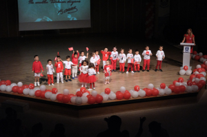 MİNİK ÖĞRENCİLER ‘SANA BORÇLUYUZ’ DEDİ