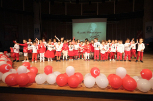 MİNİK ÖĞRENCİLER ‘SANA BORÇLUYUZ’ DEDİ