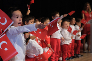 MİNİK ÖĞRENCİLER ‘SANA BORÇLUYUZ’ DEDİ