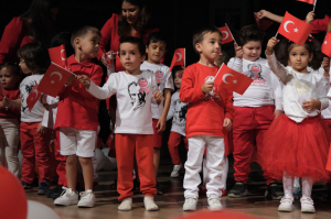 MİNİK ÖĞRENCİLER ‘SANA BORÇLUYUZ’ DEDİ