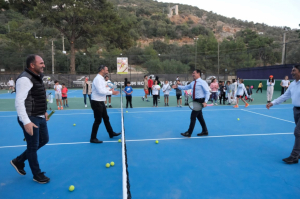 ÇOCUKLARA ÜCRETSİZ TENİS KURSU