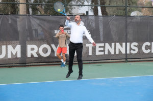 ÇOCUKLARA ÜCRETSİZ TENİS KURSU