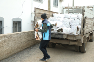 BELEDİYEDEN VATANDAŞLARA YAKACAK DESTEĞİ