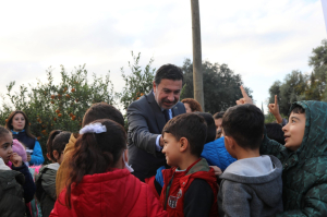 BAŞKAN ARAS, ÖĞRENCİLERLE MANDALİNA HASADI YAPTI