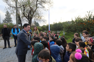 BAŞKAN ARAS, ÖĞRENCİLERLE MANDALİNA HASADI YAPTI