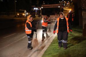 BELEDİYE EKİPLERİNDEN GECE MESAİSİ