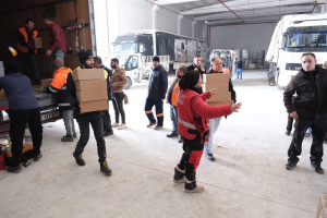 DEPREM BÖLGESİNDEKİ ACILARI, BODRUM’UN İYİ KALBİ DİNDİRİYOR