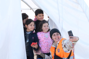 DEPREM BÖLGESİNDEKİ ACILARI, BODRUM’UN İYİ KALBİ DİNDİRİYOR