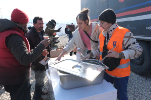 DEPREM BÖLGESİNDEKİ ACILARI, BODRUM’UN İYİ KALBİ DİNDİRİYOR