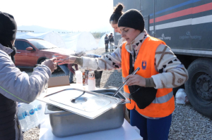 DEPREM BÖLGESİNDEKİ ACILARI, BODRUM’UN İYİ KALBİ DİNDİRİYOR