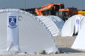 DEPREM BÖLGESİNDEKİ ACILARI, BODRUM’UN İYİ KALBİ DİNDİRİYOR