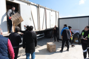 DEPREM BÖLGESİNDEKİ ACILARI, BODRUM’UN İYİ KALBİ DİNDİRİYOR