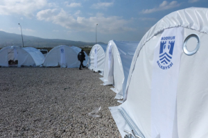 DEPREM BÖLGESİNDEKİ ACILARI, BODRUM’UN İYİ KALBİ DİNDİRİYOR