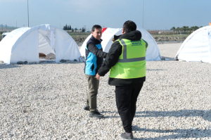 DEPREM BÖLGESİNDEKİ ACILARI, BODRUM’UN İYİ KALBİ DİNDİRİYOR