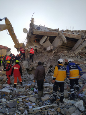 DEPREM BÖLGESİNDEKİ ACILARI, BODRUM’UN İYİ KALBİ DİNDİRİYOR