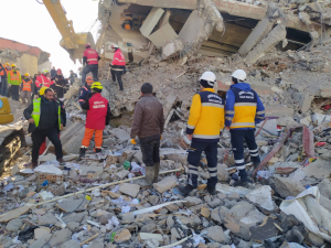 DEPREM BÖLGESİNDEKİ ACILARI, BODRUM’UN İYİ KALBİ DİNDİRİYOR