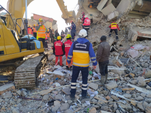 DEPREM BÖLGESİNDEKİ ACILARI, BODRUM’UN İYİ KALBİ DİNDİRİYOR