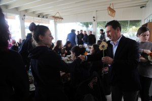 BELEDİYE, DEPREM BÖLGESİNDEN GELEN KADINLARIN YANINDA