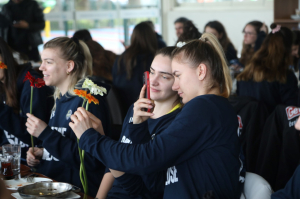 BELEDİYE, DEPREM BÖLGESİNDEN GELEN KADINLARIN YANINDA