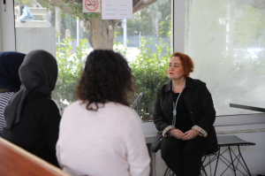 BELEDİYE, DEPREM BÖLGESİNDEN GELEN KADINLARIN YANINDA