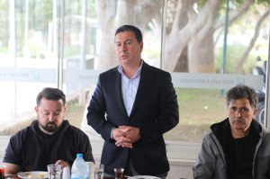 BELEDİYE, DEPREM BÖLGESİNDEN GELEN KADINLARIN YANINDA