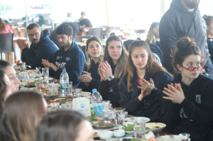 BELEDİYE, DEPREM BÖLGESİNDEN GELEN KADINLARIN YANINDA