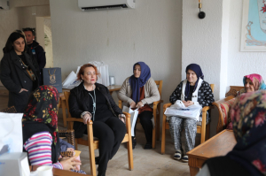 BELEDİYE, DEPREM BÖLGESİNDEN GELEN KADINLARIN YANINDA