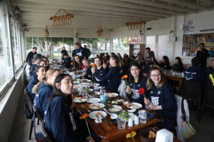 BELEDİYE, DEPREM BÖLGESİNDEN GELEN KADINLARIN YANINDA