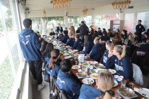BELEDİYE, DEPREM BÖLGESİNDEN GELEN KADINLARIN YANINDA