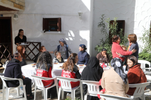 BELEDİYE, DEPREM BÖLGESİNDEN GELEN KADINLARIN YANINDA