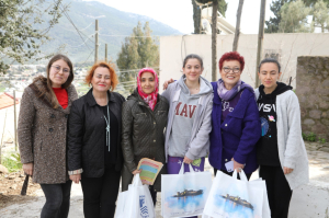 BELEDİYE, DEPREM BÖLGESİNDEN GELEN KADINLARIN YANINDA