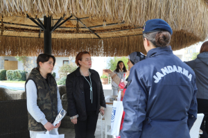 BELEDİYE, DEPREM BÖLGESİNDEN GELEN KADINLARIN YANINDA
