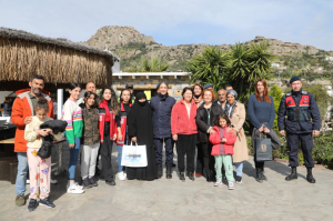 BELEDİYE, DEPREM BÖLGESİNDEN GELEN KADINLARIN YANINDA