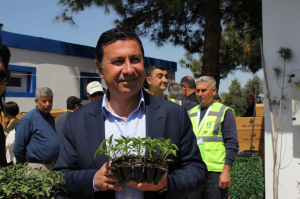 ÜRETİCİLERE BELEDİYEDEN FİDE DESTEĞİ