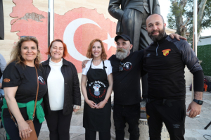 YUNANLI AŞÇILARDAN KUMBAHÇE’DE İFTAR YEMEĞİ