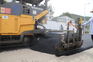 BELEDİYE, ASFALTLAMA ÇALIŞMALARINI SÜRDÜRÜYOR